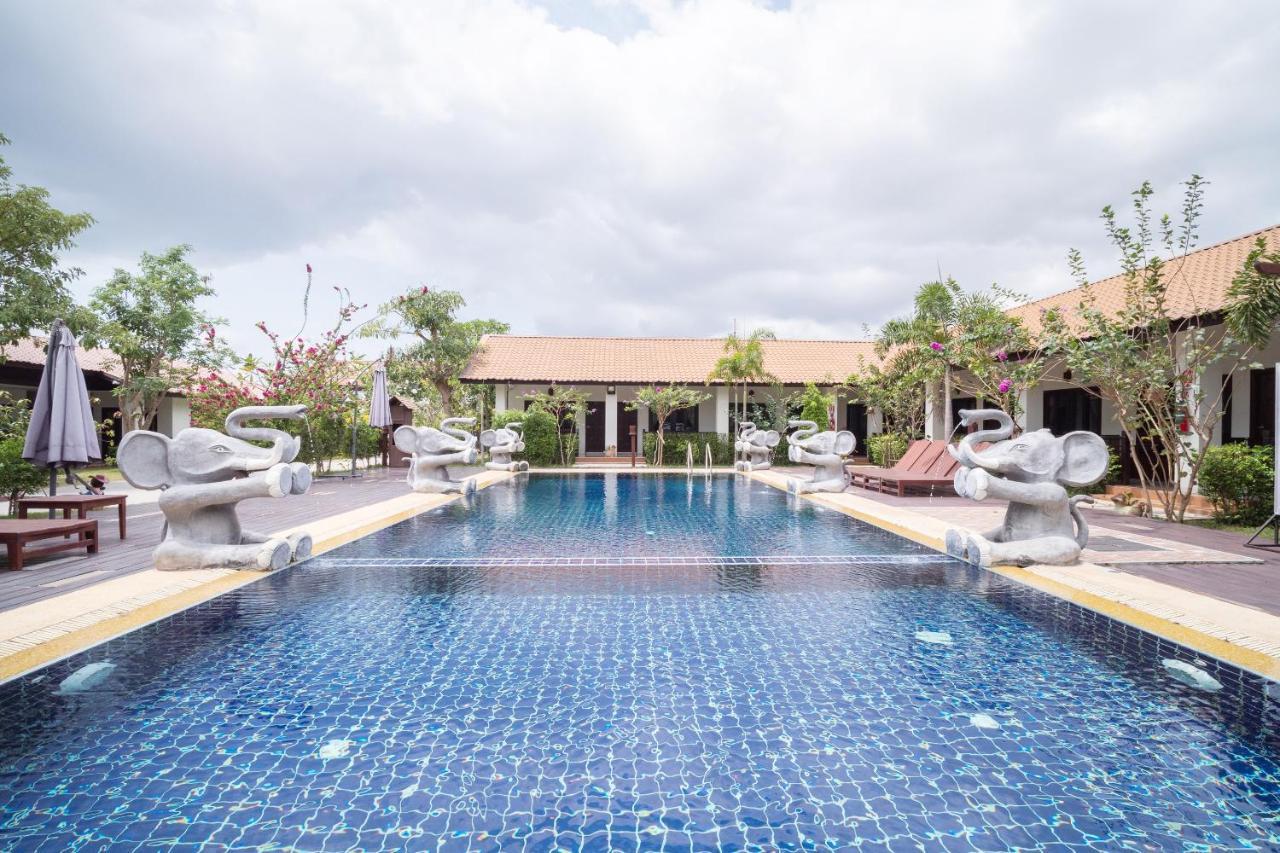 Oyo 837 Baan Kiang Nam Resort บางละมุง ภายนอก รูปภาพ